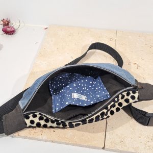sac banane jean et pois noir en moumoute