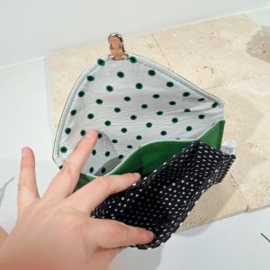 portefeuille vert à pois noirs